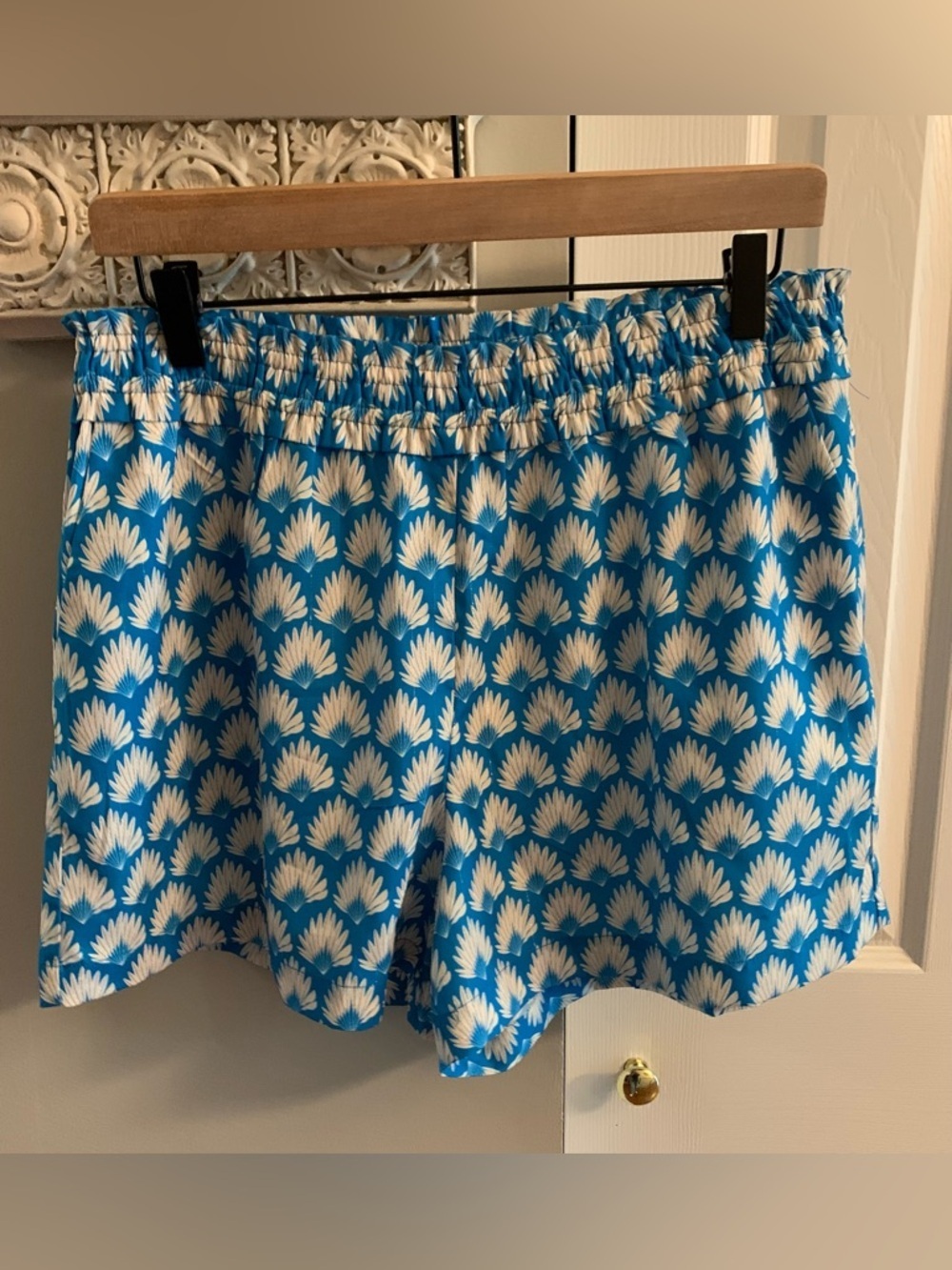 eesome Blue and White Fan-Print Elastic-Waist Shorts NWT - L